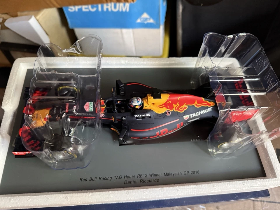 2016 Daniel Ricciardo Red Bull Racing Maylasian GP Winner 1/18 F1 Spark Model  - Image 2 of 2