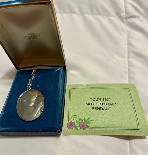 New in Box COA Franklin Mint Sterling Silver Oval Mother's Dream Pendant 1977