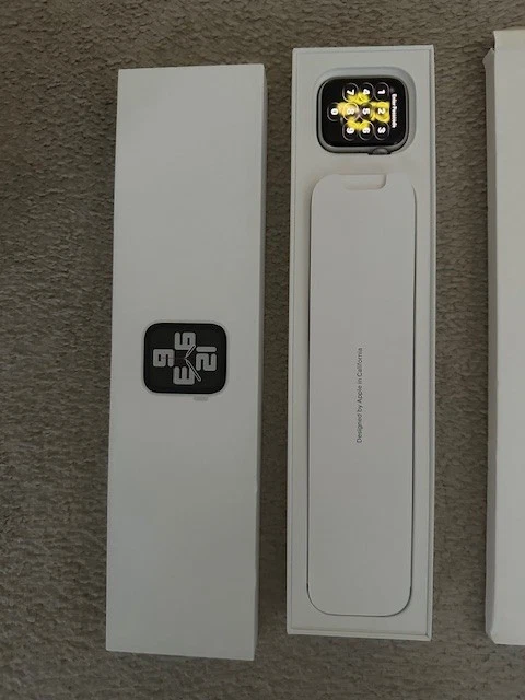 Apple Watch SE 44mm Space Grey Aluminium Case, Midnight Sports Band Band, Smart, photo 3 of 5