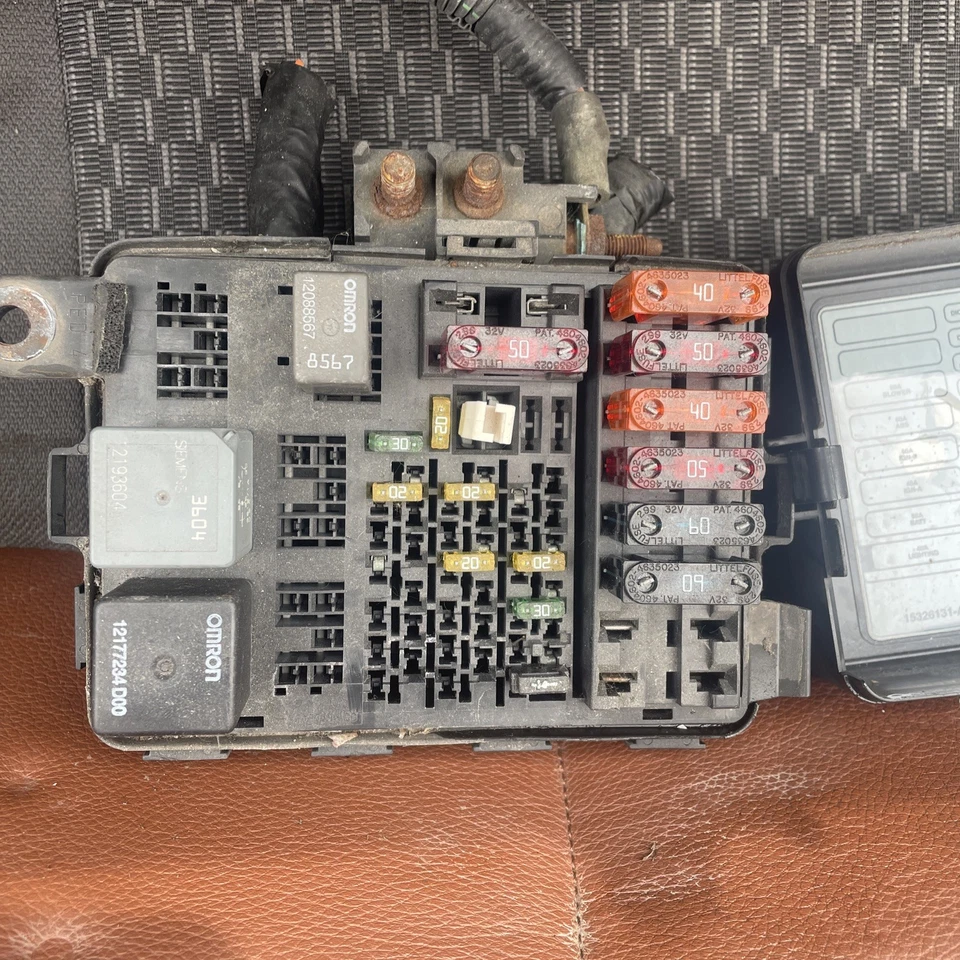 GMC Sierra K1500 1998 caja de fusibles bahía de motor 4x4 4x4 1500 Chevy Silverado 2500 Foto 2 de 4