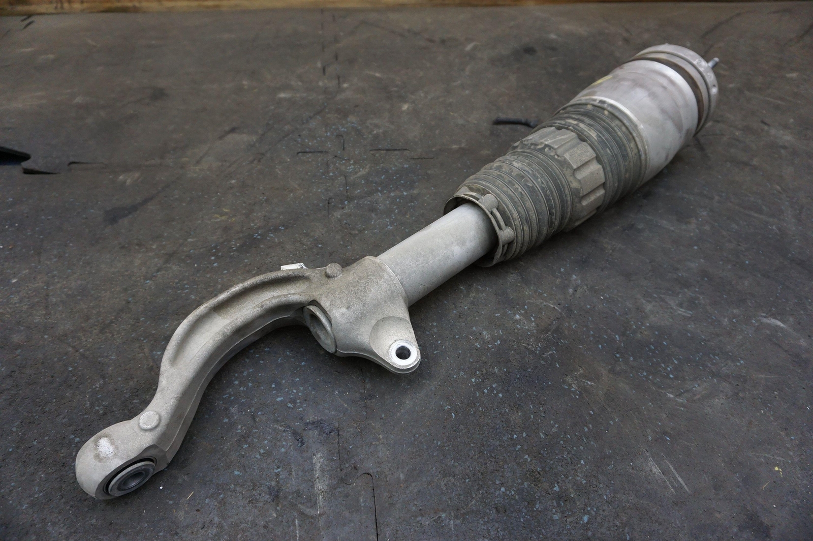 Front Left Driver Side Air Spring Shock Strut 670106260 Maserati Levante 2017+