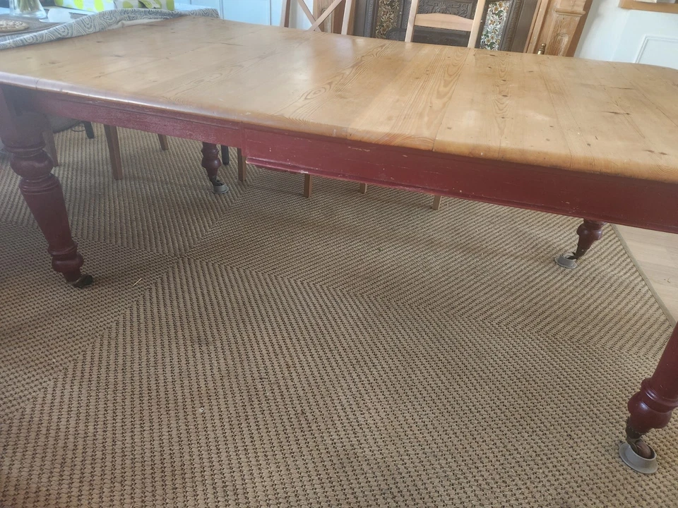 A very charming and versatile extending dining table  - Image 2 of 4