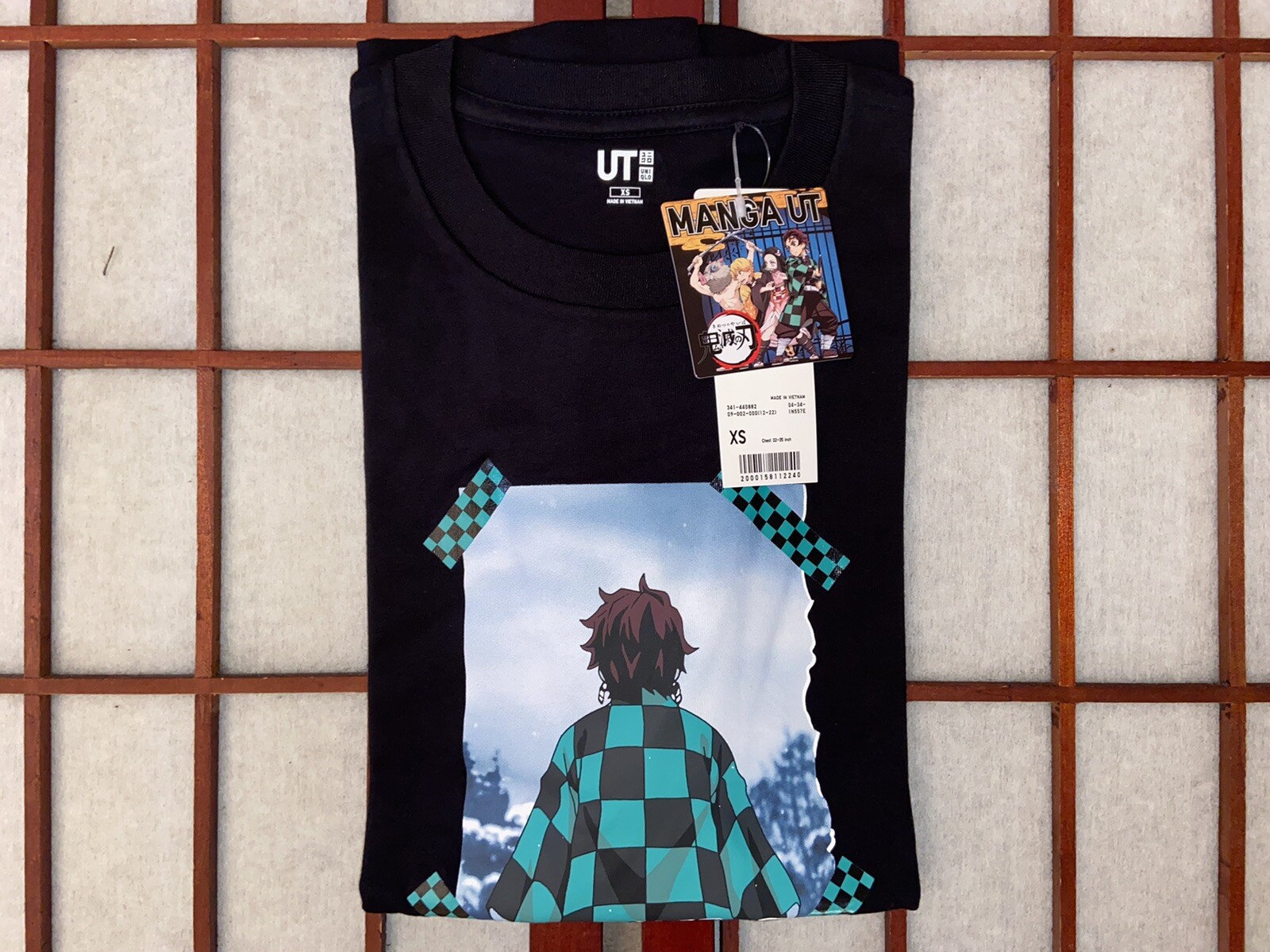 Uniqlo Anime Demon Slayer Kimetsu No Yaiba UT Black w/ Graphic T Shirt