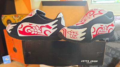 Jette Joop Damen Sneaker Slip-on Low Top schwarz/weiß/rot Blumen Gr. 37,5