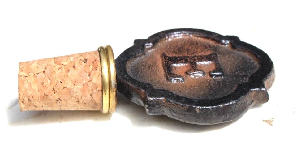 Tapón de corcho de vino inicial Mud Pie Quatrefoil monograma de hierro fundido "E" Foto 2 de 4