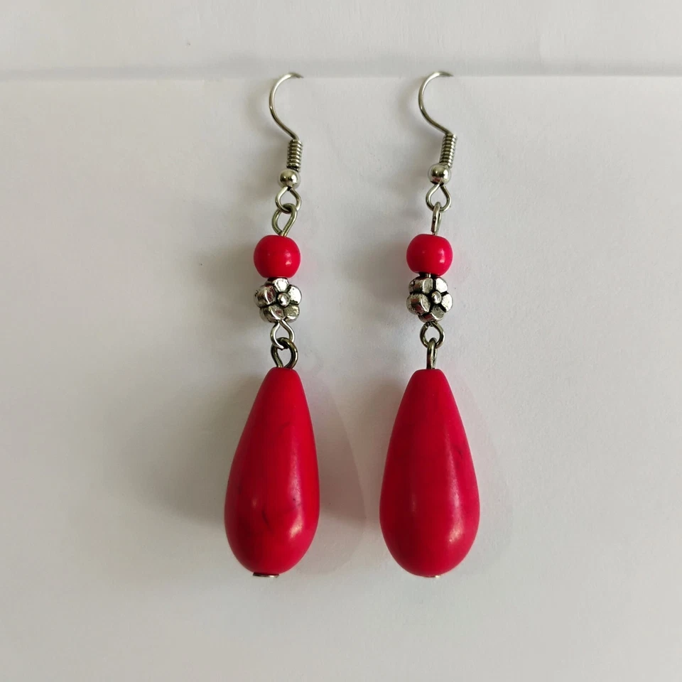 Pendientes colgantes largos de lágrima de piedra roja y plata con cuentas de flores rojas y plateadas Foto 3 de 4