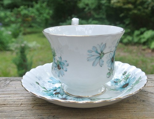 Vintage Royal Albert "MARGUERITE" Teacup and Saucer - Picture 4 of 7