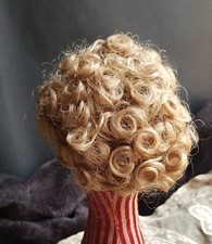 jolie perruque poupée ancienne ou moderne -tour de tête 17 à 19 cm