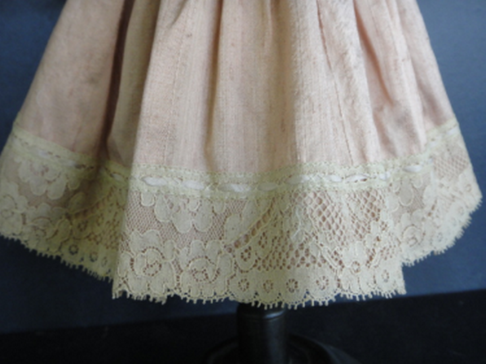 Robe En Soie Et Dentelle Pour Poupée 32-34 Cm – Pièce Unique Made In France