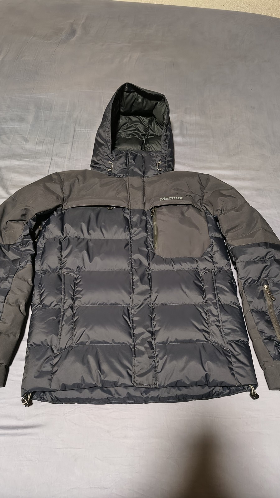 Chaqueta con capucha acolchada Marmot Shadow 700 con cremallera completa para hombre talla pequeña