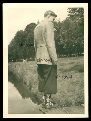 Junge Paul in Knickerbocker Hosen von hinten auf Steg am Fluss - Foto 9x12cm