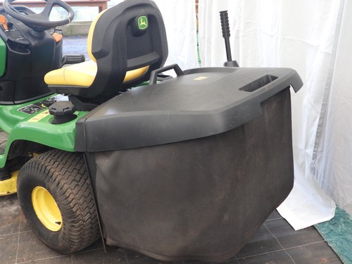 John Deere Ride on Lawn Mower X305R 327 hrs - Picture 10 of 10