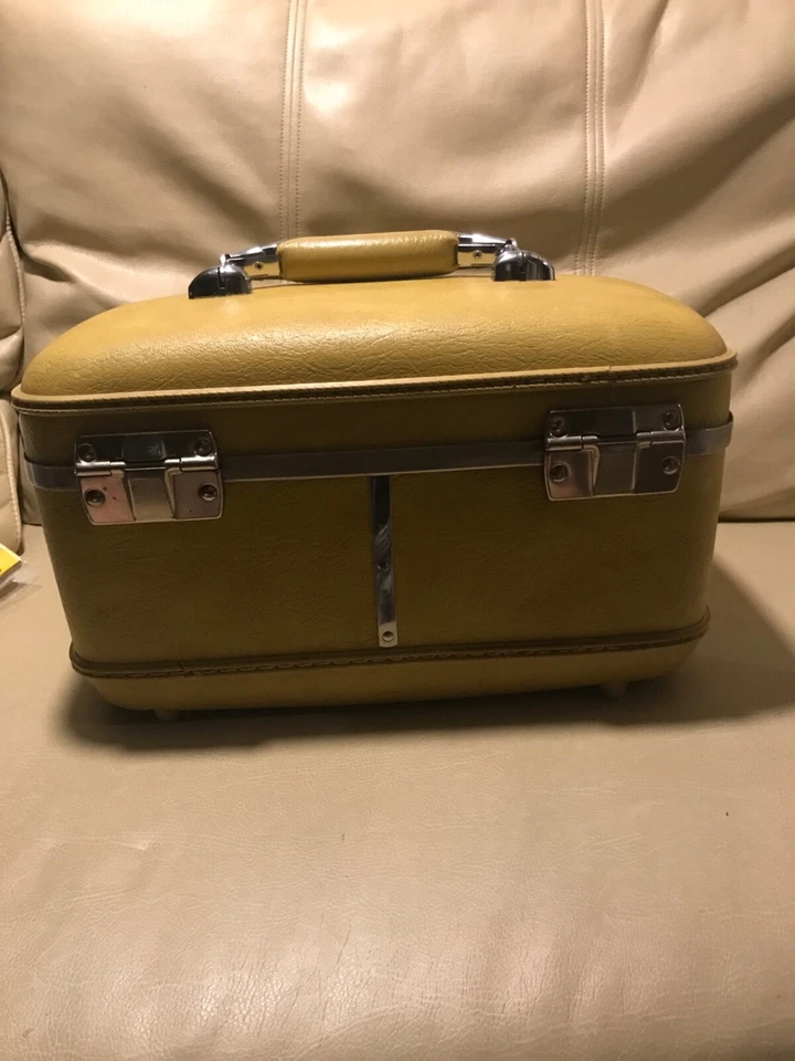 Estuche de maquillaje dorado American Tourister de colección con bandeja de plástico Foto 3 de 4