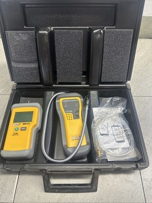 UEI EM152 Dual Differential Digital Manometer and UEI CD100A with case