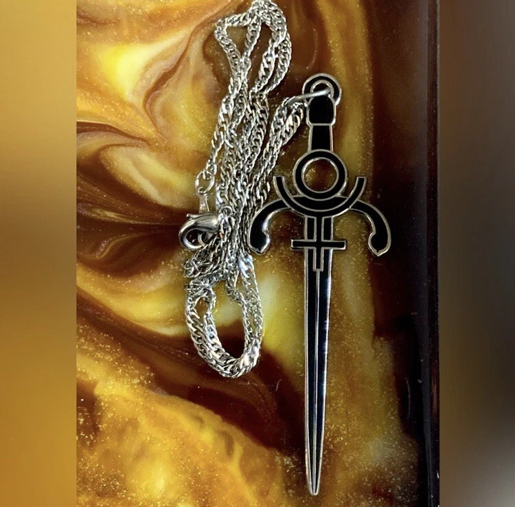 Collar colgante espada plata artesanal en cadena chapada en oro de 18 quilates de 14" de largo Foto 3 de 4