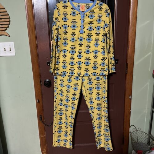 Despicable Me Pajama Set 4-6 Chest 36" Length 22" Waist 26" Inseam 27" Rise 10" - Picture 1 of 11