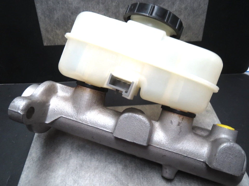 Cilindro maestro de freno para 95-97 Mazda B2300 B3000 B4000 Hecho en EE. UU. ¡Envío rápido! Foto 2 de 4