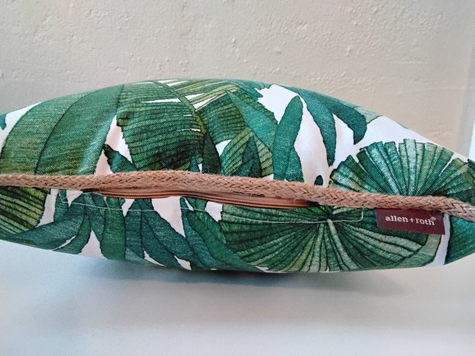 PAIR OF ALLEN & ROTH PALM LEAFINDOOR/OUTDOOR THROW PILLOWROPE EDGE