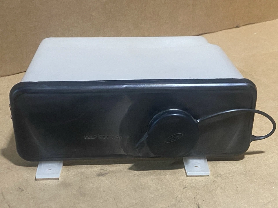 Depósito de lavadora de parabrisas Ford D2LY-17618-B -- 1972 - 1976 Lincoln Mark IV NOS Foto 4 de 4