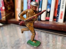 1930s BARCLAY B89 748 LEAD DIME STORE G.I. SOLDIER RUNNING WITH RIFLE