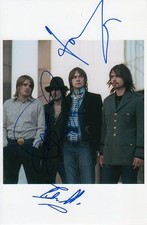 Kasabian Autogramme signed 18x27 cm Bild