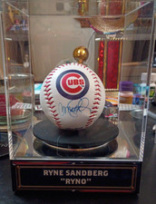 Ryne Sandburg signed Cubs baseball w/COA in case with name plate n spinning base