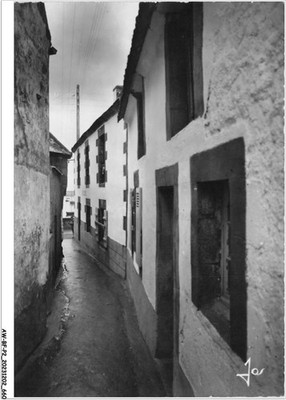 AW-BFP2-0989-29 - ÎLE DE SEIN - La rue saint-guénolé which leads to the old c
