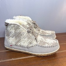 Minnetonka Moccasin Boots Womens 7 Cozy Knit Faux Fur Lined Tan Beige Winter
