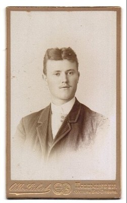 Fotografie Otto Liebert, Holzminden, Junger Herr im gestreiften Anzug mit Krawa 
