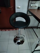 Tavolo alto, stile bar con ganci e gadget inclusi, incluse anche le sedie.