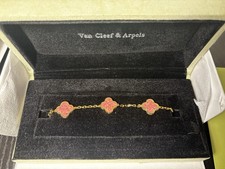Vàn Clèef comes with authenticity papers and box. and bag.