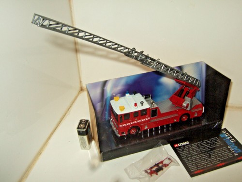 Corgi CC10307 AEC Turntable Ladder for Perth in W. Australia in 1:50 Scale. - Picture 4 of 5