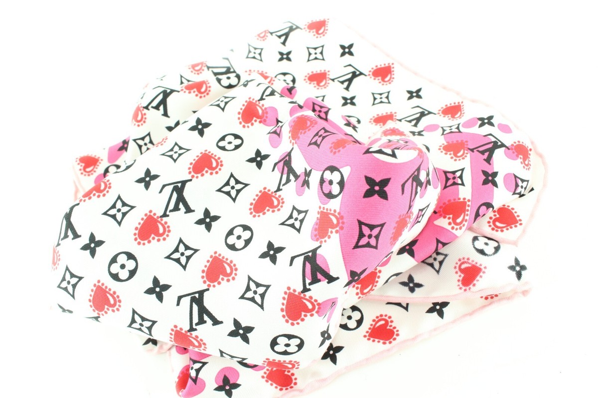 Yumi　Louis Vuitton ハートモノグラム ハンカチ スカーフ Louis Vuitton Rare Valentine Heart Monogram Silk Scarf