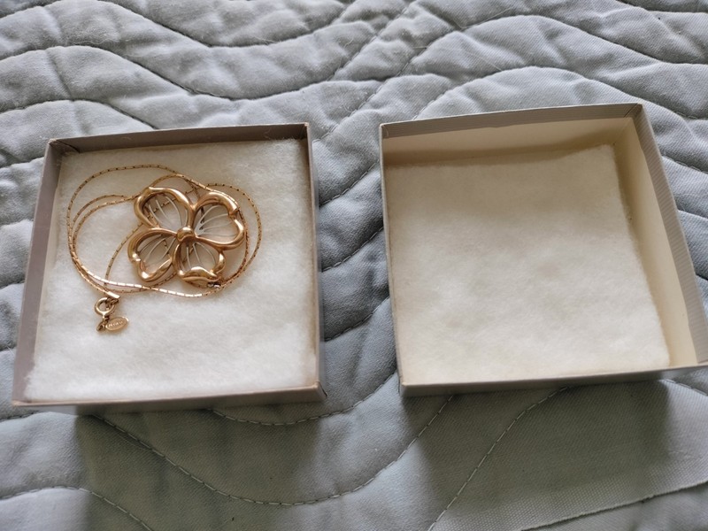 Vintage Avon 1981 Sculptured Dogwood Blossom Necklace Goldtone/Silvertone w/box