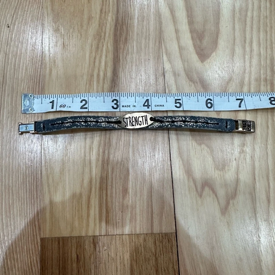 BUENAS OBRAS - Grapa de cuero metálico “Fuerza”, cierre magnético, 7”. Foto 2 de 2