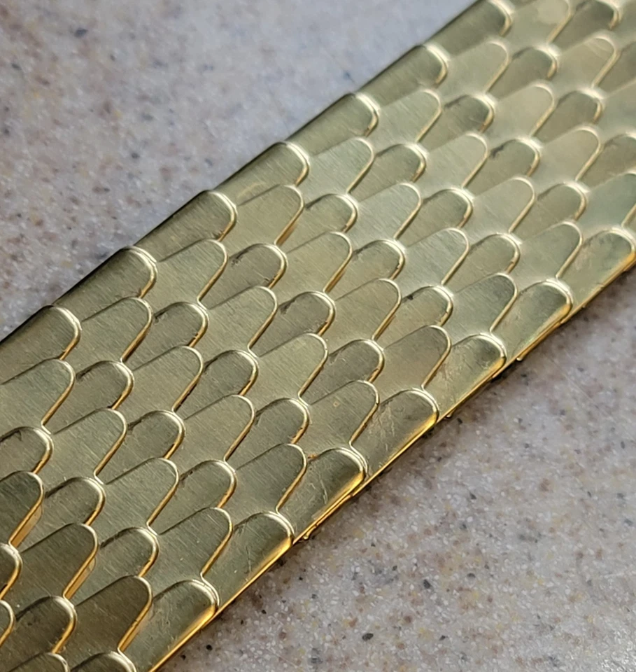 Vintage 1970s Gold Tone Metal Snake Scales Disco Style Stretch Belt 25in to 30in - Image 2 of 4