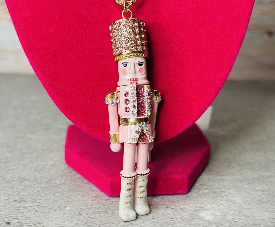 Collar Colgante Largo BETSEY JOHNSON Cascanueces Vacaciones Estrás Nuevo con Etiquetas $68 Foto 2 de 2