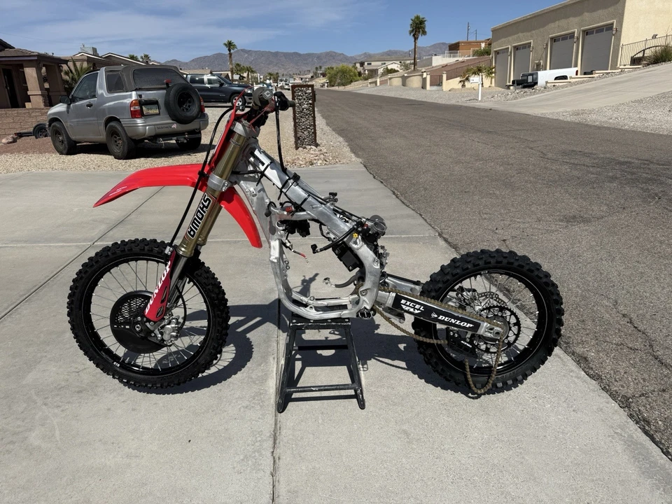 2023 年本田 CRF250R 原始设备制造商脚钉支架左右 50610-男士-B10,50611-男士-B10 — 第 4/4 张图片