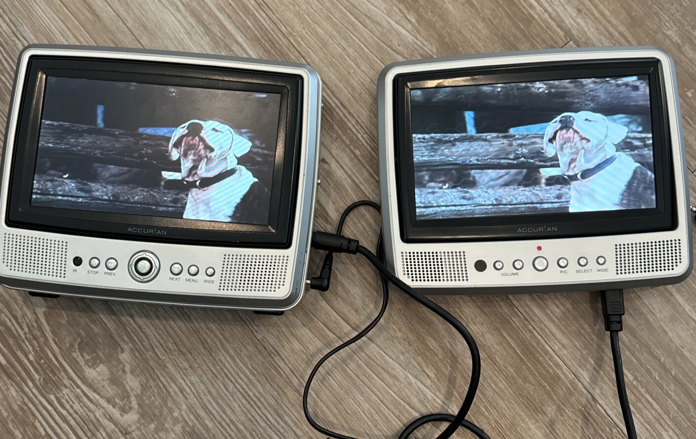 Accurian APD-3911 Portable DVD Player, 2 Monitors, No Remote, Problem Read