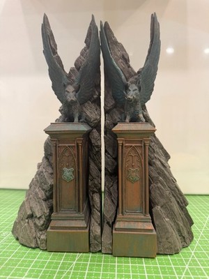 Harry Potter Wizarding World Winged Boar Hogwarts Bookends Castle -VHTF - Read