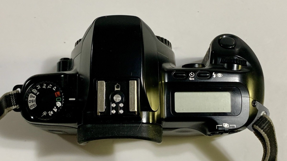 Canon EOS 500 Quartz Date 35mm SLR Film Camera Body W/ Shoulder