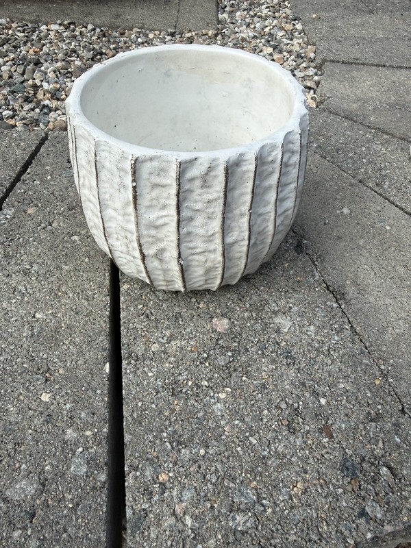 Round Ruffle Pot