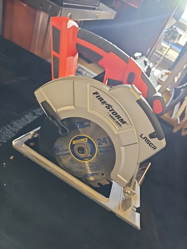 Serra circular sem fio Black & Decker Firestorm FS1806CSL 6-1/2" 18V testada/funciona - Imagem 2 de 4