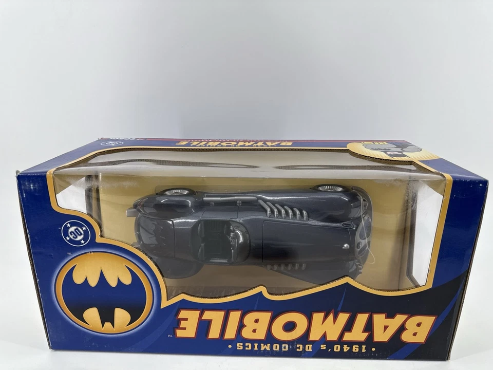Corgi 1940s DC Comics Batmobile 1:18 Die-Cast Batman 77606 - Image 4 of 4