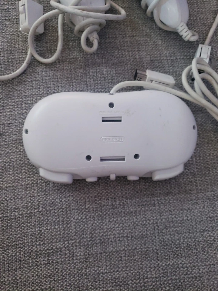 2 mandos originales Nintendo Wii blancos con 3 joysticks, sensor de movimiento  Foto 2 de 4