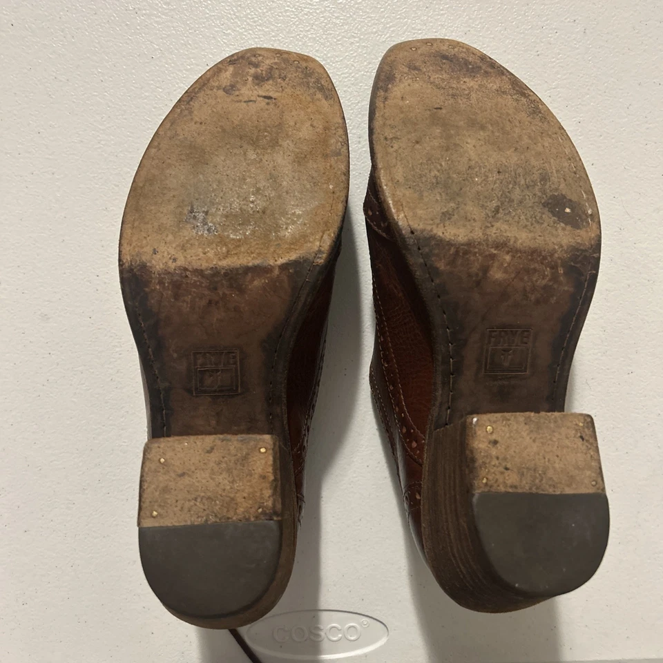 Oxford punta de ala Frye Maggie Perf con tacón bloque en cuero marrón Foto 4 de 4