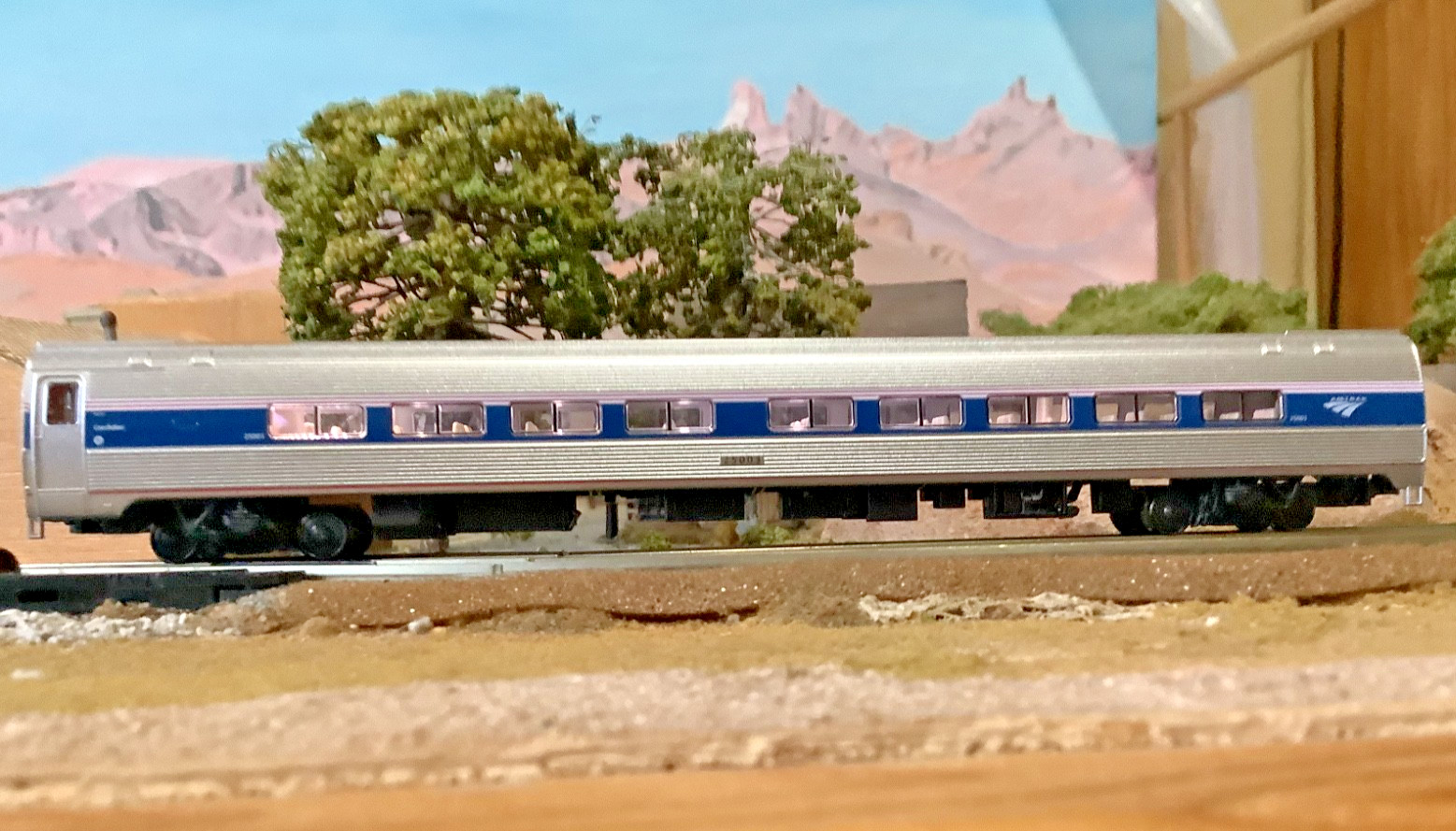 Kato 156-0951-2 N-scale lighted Amfleet II Coach Ph. VI #25003 thumbnail 2