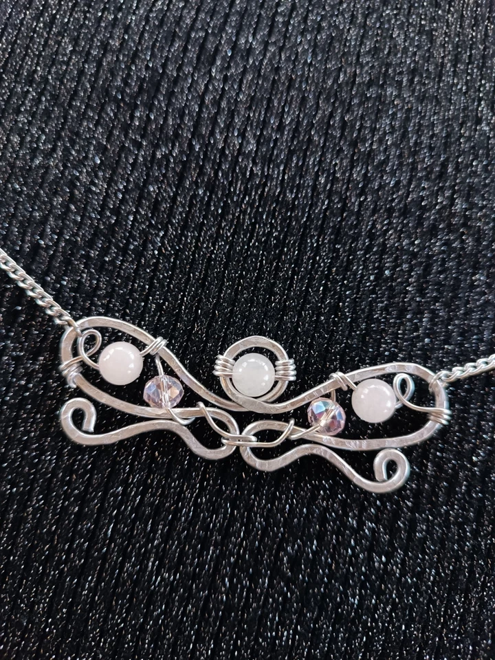 Collana In Alluminio Con Pietre In Quarzo Rosa E Perline - Immagine 2 di 4