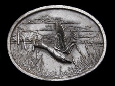 LL31106 VINTAGE 1970s DUCK FLYING OVER POND PEWTER OVAL BELT BUCKLE