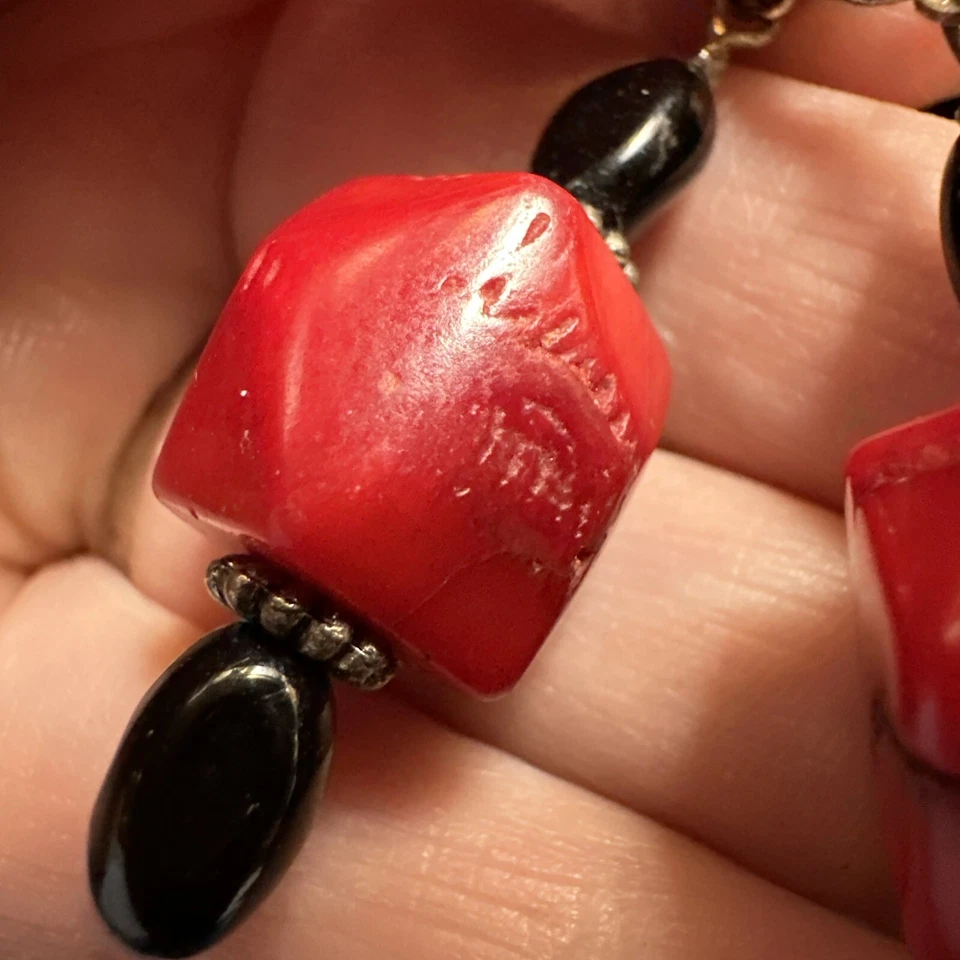 Pendientes de ónix negro coral perforado de plata de ley Foto 4 de 4